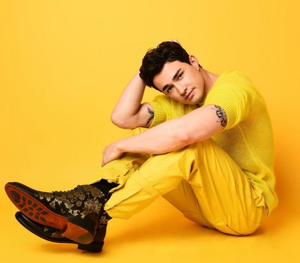 10 Potret Gavin Leatherwood, Penyihir Kece di Serial Netflix CAOS