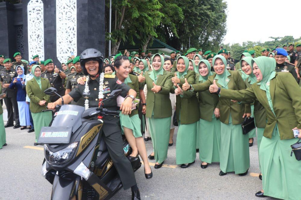 Mayjen TNI Richard Tampubolon dan istri meninggalkan tempat dengan sepeda motor (Dok.Pendam VI/Mulawarman)