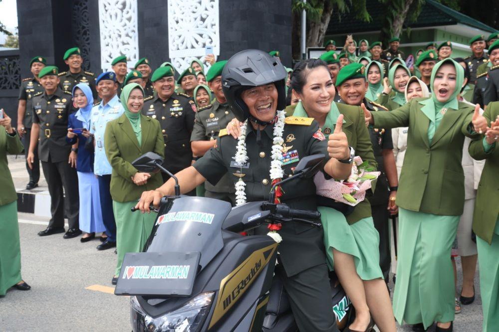 Mayjen TNI Richard Tampubolon dan istri meninggalkan tempat dengan sepeda motor (Dok.Pendam VI/Mulawarman)