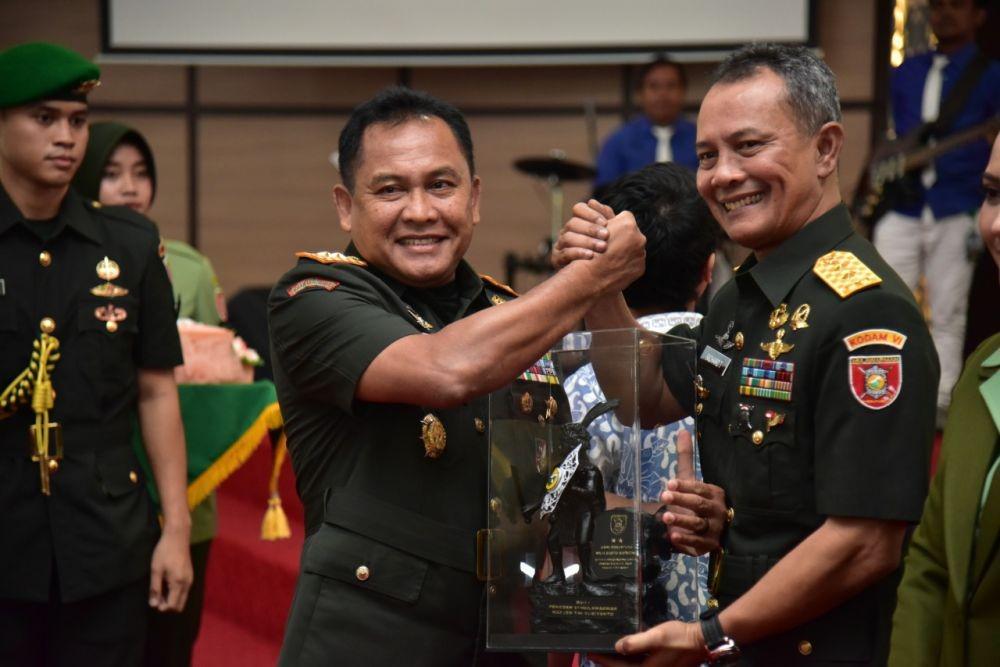 Pangdam VI/Mulawarman Mayjen TNI Subiyanto dan Mayjen TNI Richarh Tampubolon (Dok.Pendam VI/Mulawarman)