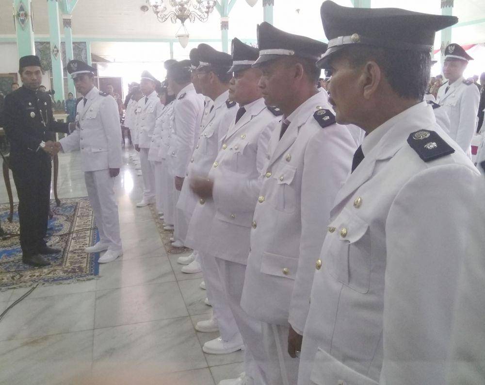 Bupati Madiun Ahmad Dawami Ragil Saputro (kiri) menyalami para kades terpilih yang dilantik di Pendapa Muda Graha Pemkab Madiun, Jumat (6/12. IDN Times/Nofika Dian Nugroho