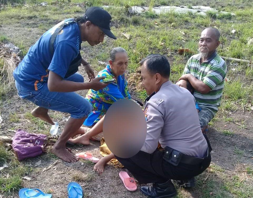 Ipda BJ Handoko saat membantu proses persalinan. IDN Times/Istimewa