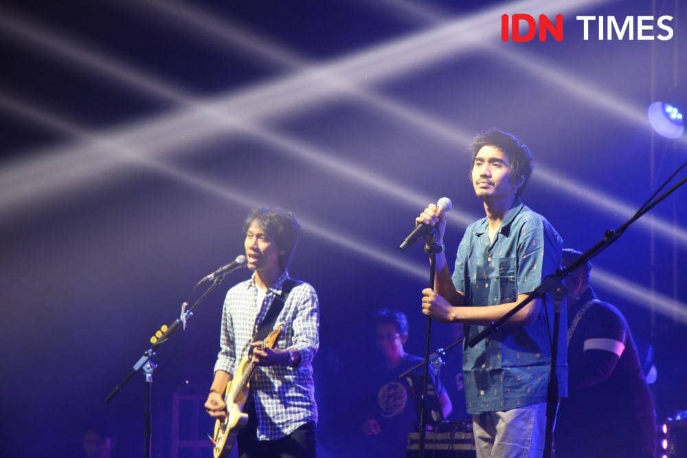 Penampilan Duta dan Eross saat Konser A Night With Sheila on 7, di Gandaria City Hall, Jakarta, pada 5 Desember 2019. IDN Times/Nadia Umara