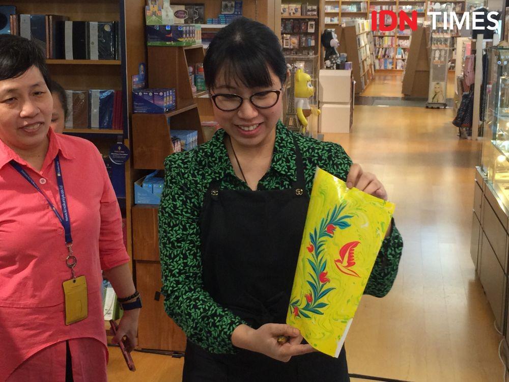 Buat Buku Jurnalmu Bak Karya Seni dengan 7 Langkah Marbling Art Ini