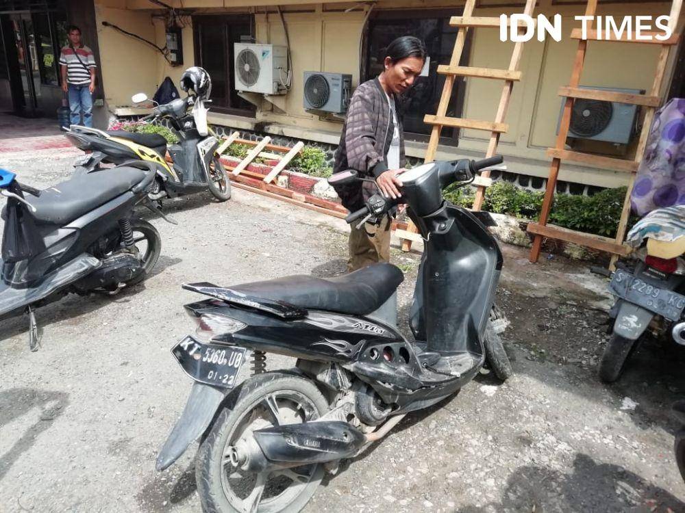 Motor yang dikendarai Hartati saat disenggol truk (IDN Times/Yuda Almerio)