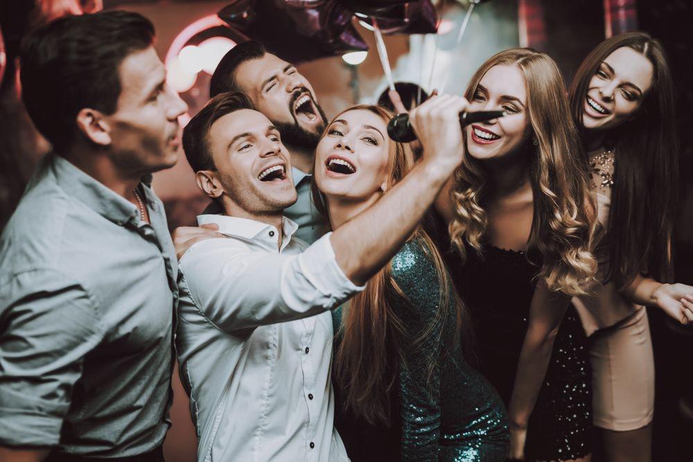 Sering Karaoke? Bikin Suasana Karaoke Jadi Lebih Seru dengan 5 Hal Ini