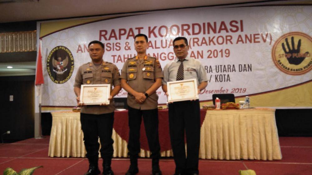 Kapolrestabes Medan Dadang Hartanto menerima penghargaan saat Rapat Koordinasi Analisis dan Evaluasi Tahun Anggaran 2019 (Dok.IDN Times/istimewa)