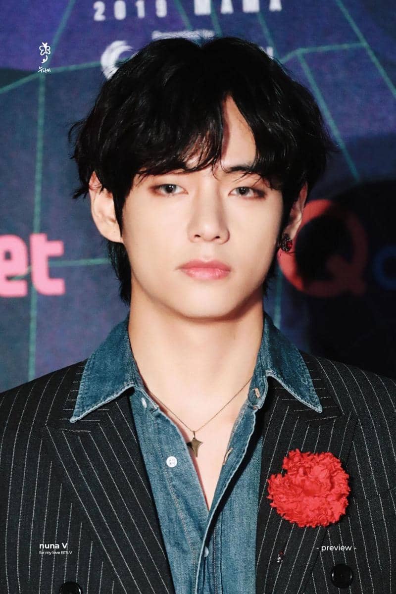 10 Pesona V BTS dengan Balutan Jas, Bak Pangeran