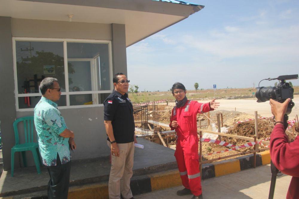 Kepala Dinas ESDM Provinsi Jawa Timur Setiajit, saat meninjau lokasi pembangunan kilang minyak Pertamina di Tuban. IDN Times/istimewa