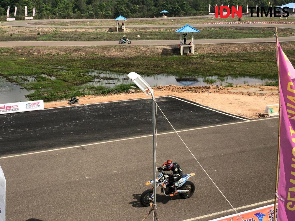 Kejuaraan supermoto Internasional diikuti 18 pembalap dari 7 negara (IDN Times/Rangga Erfizal)