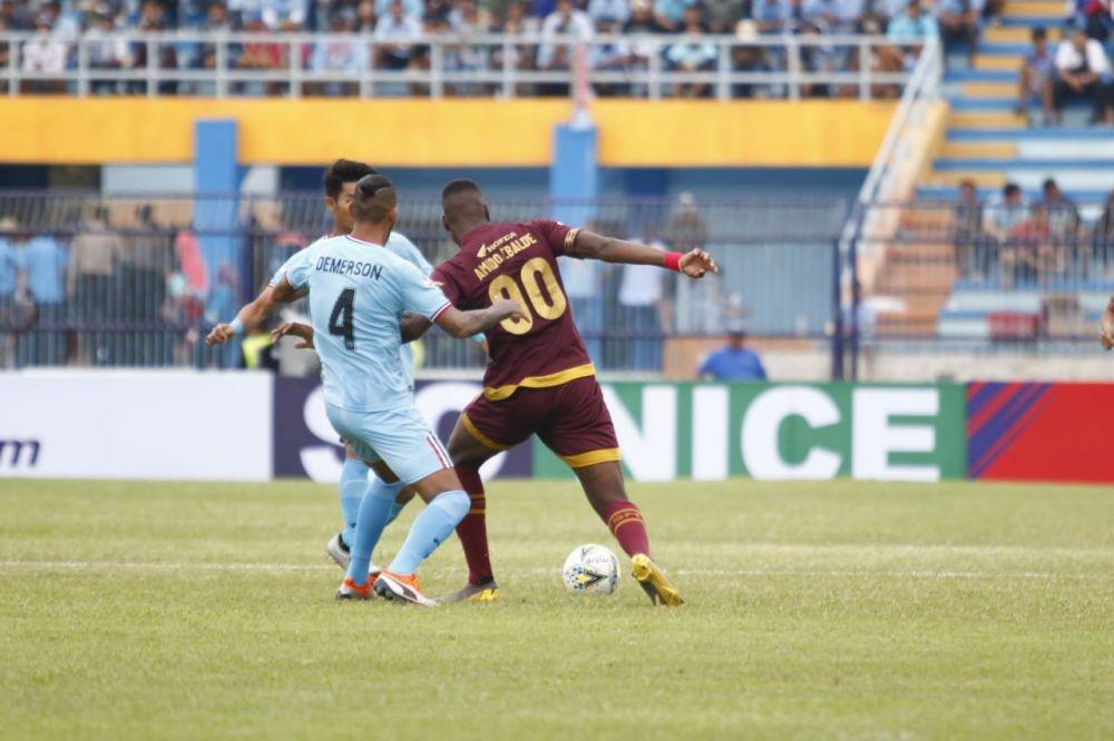 Pemain Persela Lamongan Demerson Bruno (kiri) mengawal ketat striker PSM Makassar Amido Balde (kanan) dalam laga pekan ke-31 Liga 1 2019 yang berlangsung di Stadion Surajaya Lamongan, 7 Desember 2019. (Dok. MO PSM Makassar)