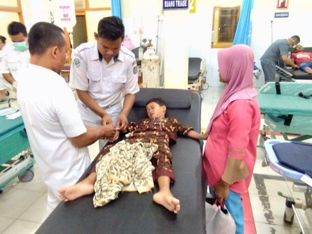 Korban dugaan keracunan mendapat perawatan medis (dok BPBD Asahan)