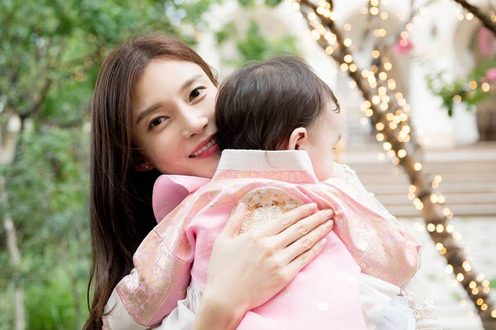Nikmati Momen Jadi Ibu, Begini 10 Potret Artis Korea Momong Anak