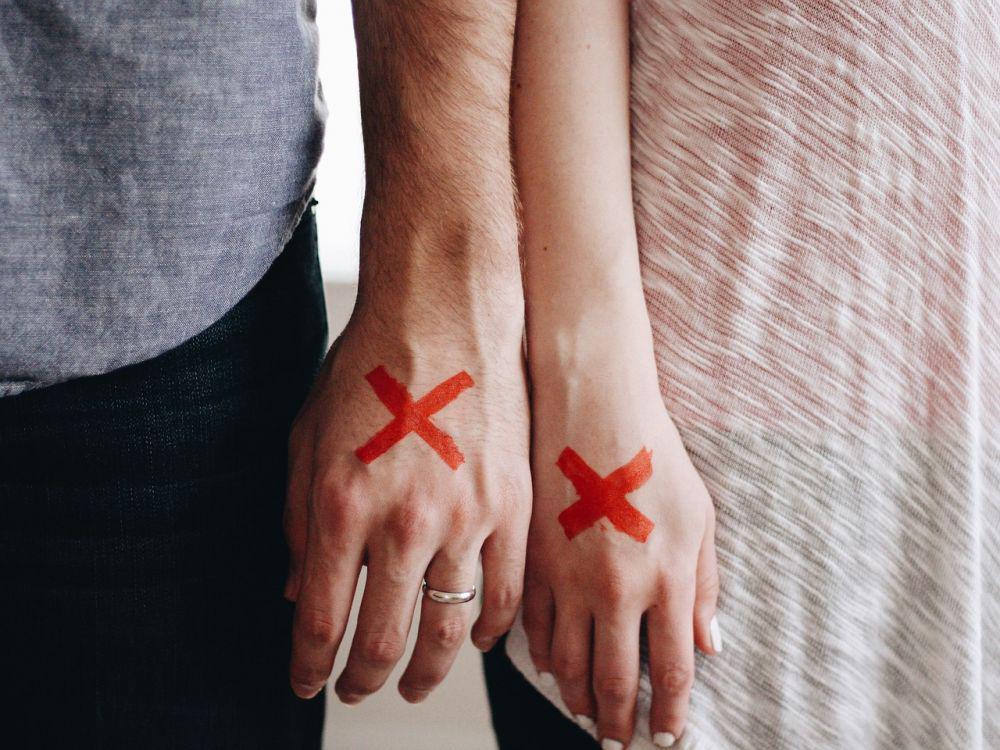 Jatuh Cinta Sama Pasangan Orang Lain, Rebut atau Sudahi Saja?
