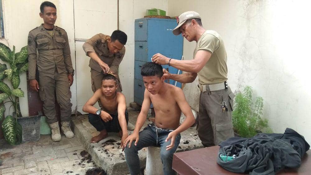 Anak Jalanan (Anjal) yang tertangkap Satpol PP Tuban dicukur gundul oleh petugas. IDN Times/Imron