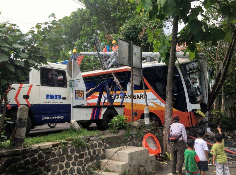 Petugas melakukan evakuasi terhadap bus Harapan Baru, Senin (9/12/2019). Dok/ Polresta Malang Kota