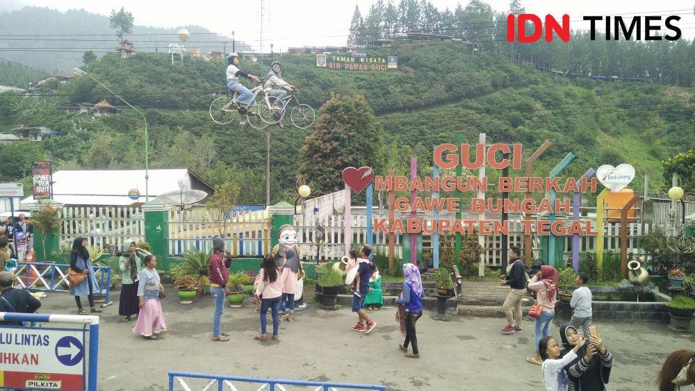 Obyek wisata pemandian air panas Guci, Kecamatan Bumijawa, Kabupaten Tegal, dibanjiri wisatawan, Minggu (8/12) siang. IDN Times/Haikal Adithya