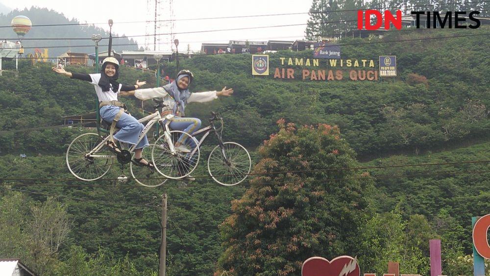 Obyek wisata pemandian air panas Guci, Kecamatan Bumijawa, Kabupaten Tegal, dibanjiri wisatawan, Minggu (8/12) siang. IDN Times/Haikal Adithya