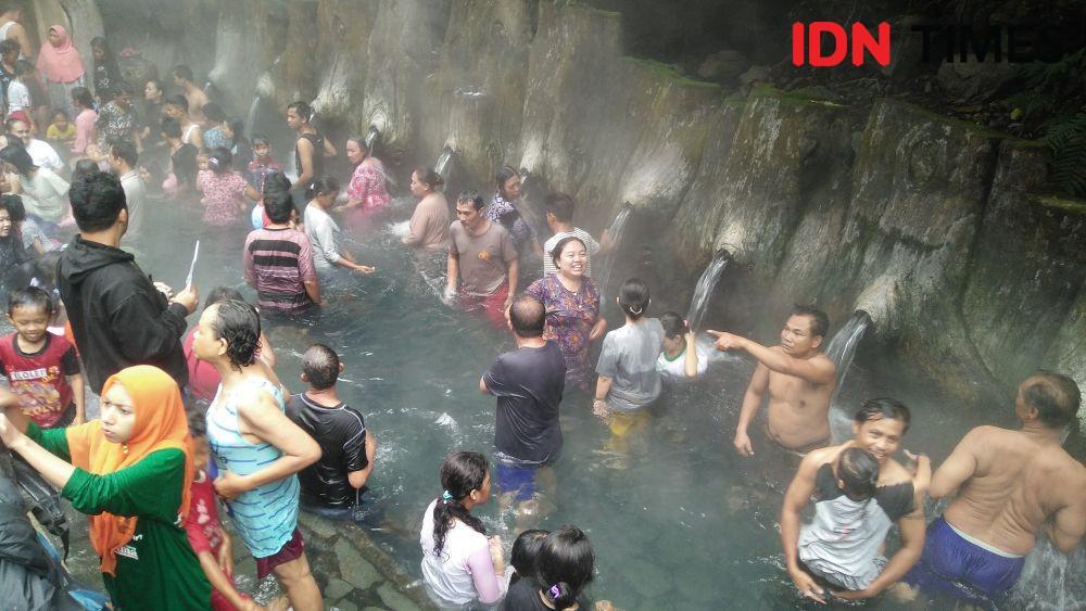 Obyek wisata pemandian air panas Guci, Kecamatan Bumijawa, Kabupaten Tegal, dibanjiri wisatawan, Minggu (8/12) siang. IDN Times/Haikal Adithya