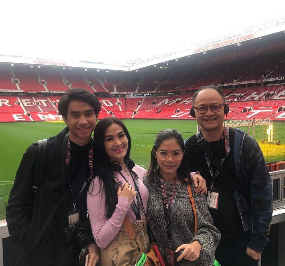 Suami Disebut Dalam Kasus Garuda, 9 Potret Rukun Keluarga Iis Dahlia