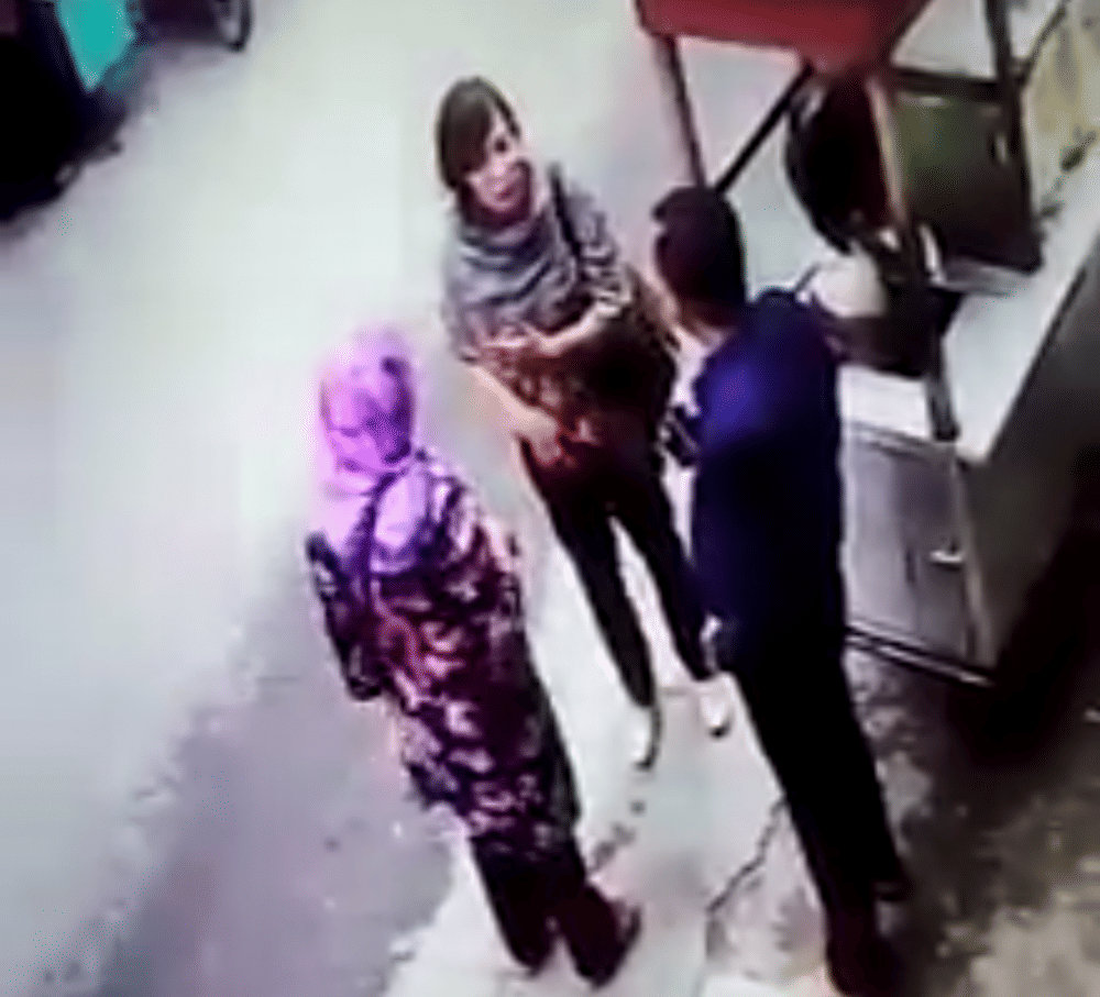 Diduga pelaku hipnotis saat coba menghipnotis korban (Screenshot dari rekaman CCTV)