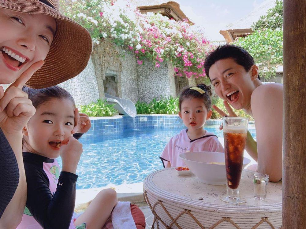 Family Goals, 10 Momen Liburan So Yi Hyun Bareng Keluarga di Bali