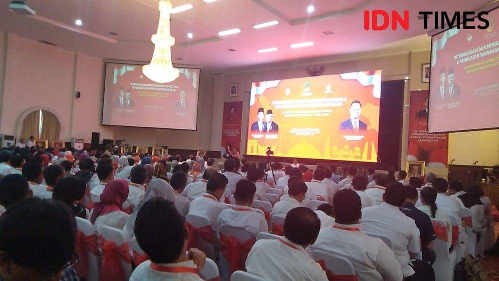 Presiden ke-5 RI Megawati Soekarnoputri menghadiri kegiatan Internalisasi dan Pembumian Pancasila dan Penguatan Wawasan Kebangsaan Lingkungan Kemensos di Gedung Konvensi TMPN Kalibata, Jakarta, Senin (9/12/2019). (IDN Times/Dini Suciatiningrum)