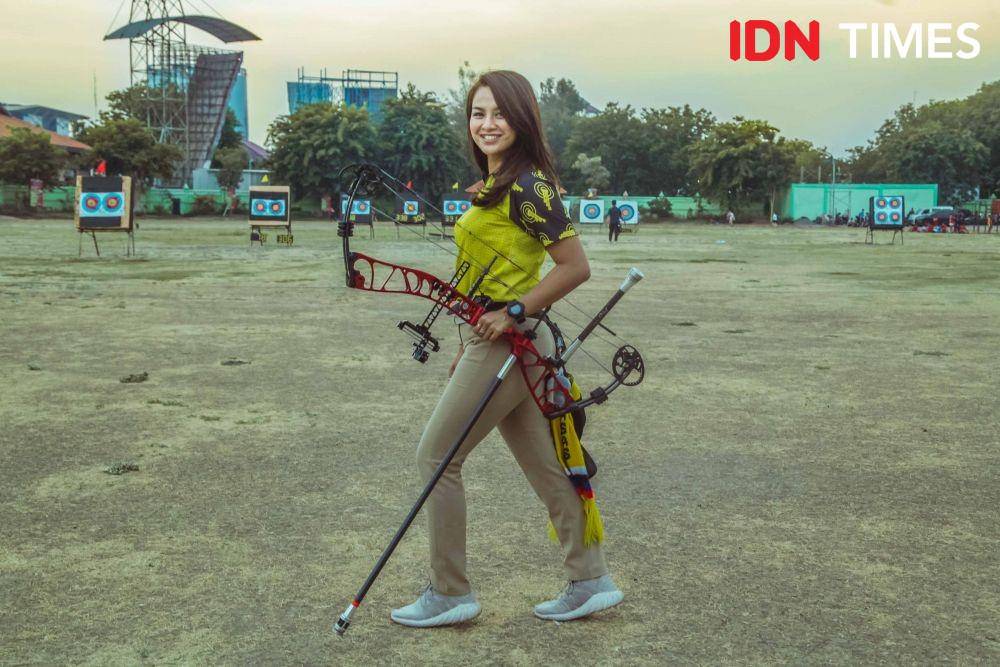 Potret atlet panahan Dellie Threesyadinda saat ditemui di Lapangan KONI Jatim (2 Desember 2019). IDN Times/Reza Iqbal