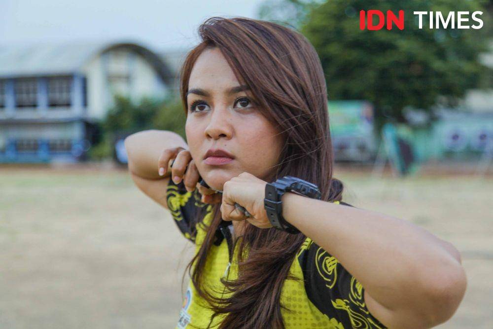 Potret atlet panahan Dellie Threesyadinda saat ditemui di Lapangan KONI Jatim (2 Desember 2019). IDN Times/Reza Iqbal