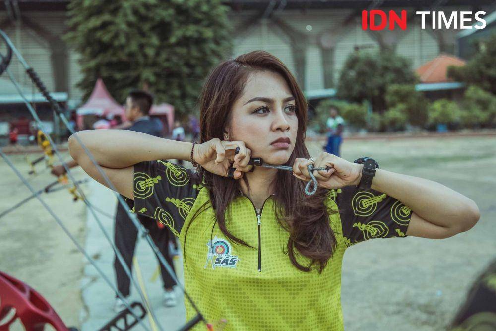 Potret atlet panahan Dellie Threesyadinda saat ditemui di Lapangan KONI Jatim (2 Desember 2019). IDN Times/Reza Iqbal