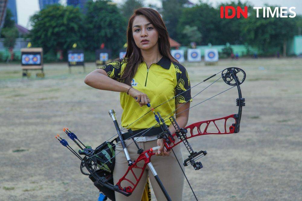 Potret atlet panahan Dellie Threesyadinda saat ditemui di Lapangan KONI Jatim (2 Desember 2019). IDN Times/Reza Iqbal