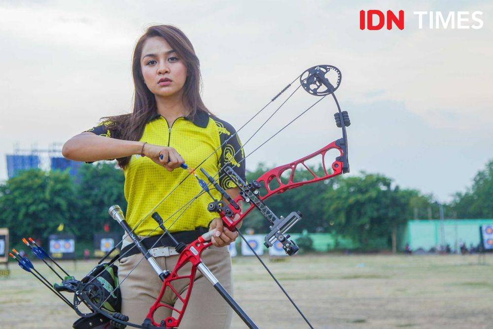 Potret atlet panahan Dellie Threesyadinda saat ditemui di Lapangan KONI Jatim (2 Desember 2019). IDN Times/Reza Iqbal