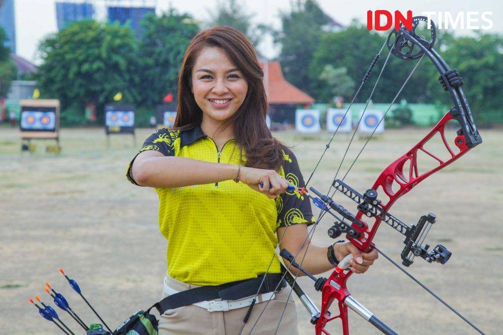 Potret atlet panahan Dellie Threesyadinda saat ditemui di Lapangan KONI Jatim (2 Desember 2019). IDN Times/Reza Iqbal