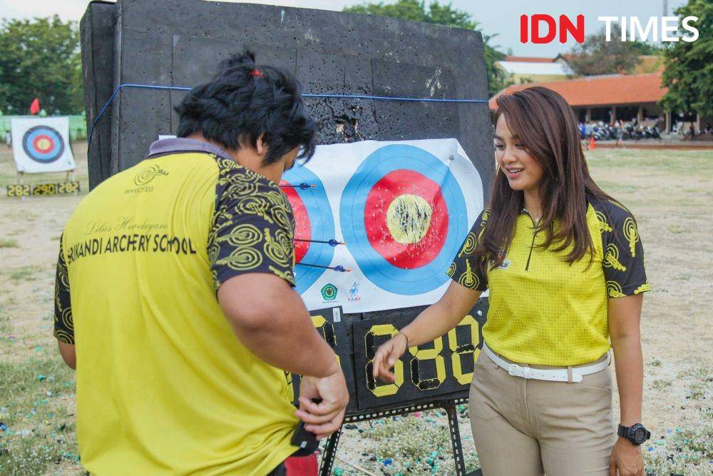 Potret atlet panahan Dellie Threesyadinda saat ditemui di Lapangan KONI Jatim (2 Desember 2019). IDN Times/Reza Iqbal