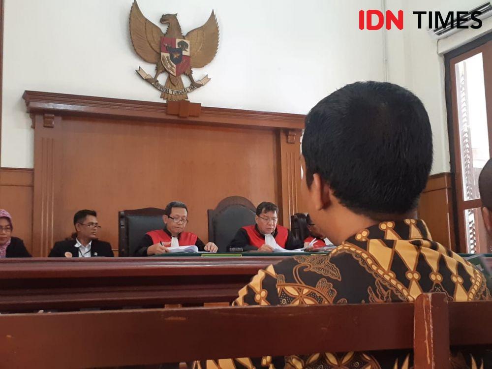 Sidang kasus pencemaran popok bayi Sungai Brantas di PN Surabaya, Selasa (10/12). IDN Times/Ardiansyah Fajar