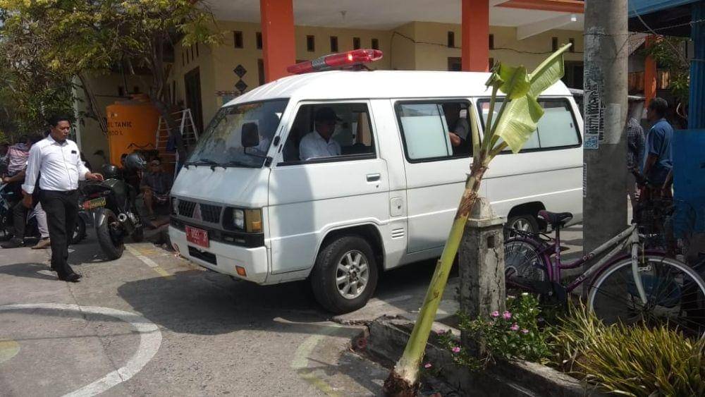 Jasad Heru Susanto (34), warga Desa Priyoso Guci, Kecamatan Karanbinangun, Kabupaten Lamongan, yang tewas usai mengkonsumsi miras dibawa petugas kepolisian untuk dilakukan otopsi. IDN Times/Imron