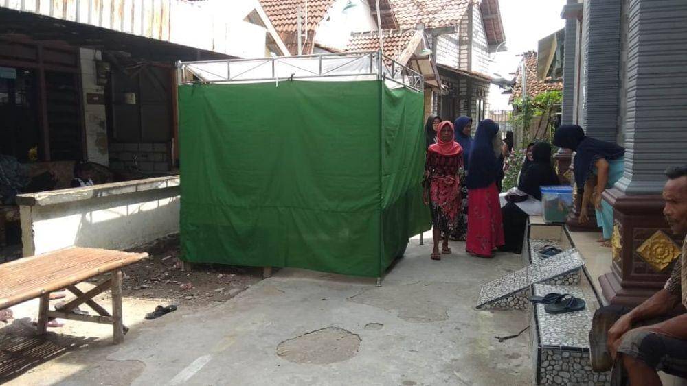 Suasana kediaman Heru Susanto (34), warga Desa Priyoso Guci, Kecamatan Karanbinangun, Kabupaten Lamongan, tewas usai mengkonsumsi miras. IDN Times/Imron
