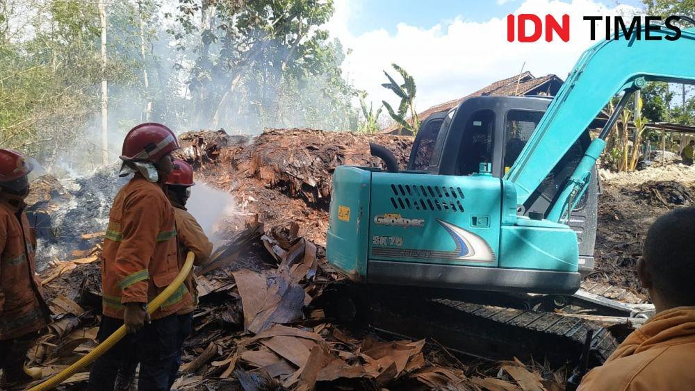 Sampah Kayu Terbakar, Warga dan Petugas Padamkan Api Selama 2 Hari