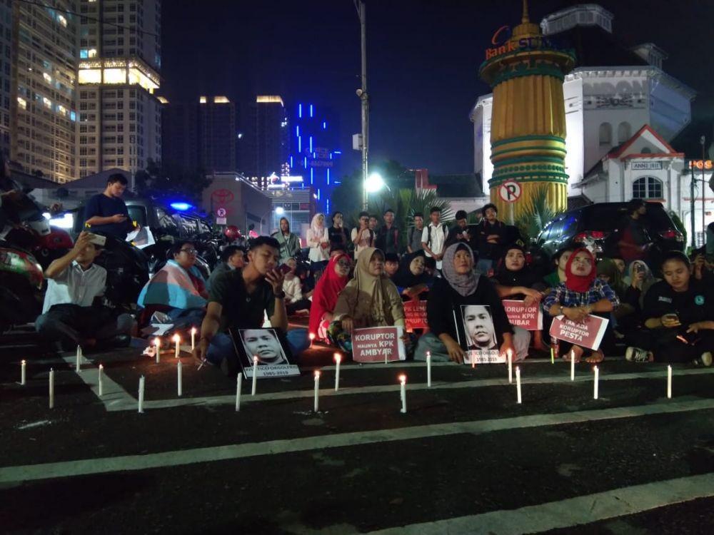 Peringati Hari HAM Sedunia, Aktivis Sumut Nyalakan Lilin di Tugu Nol