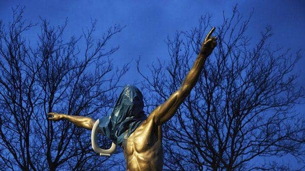 Para Pelaku Vandalisme Mencoba Merusak Patung Zlatan Ibrahimovic