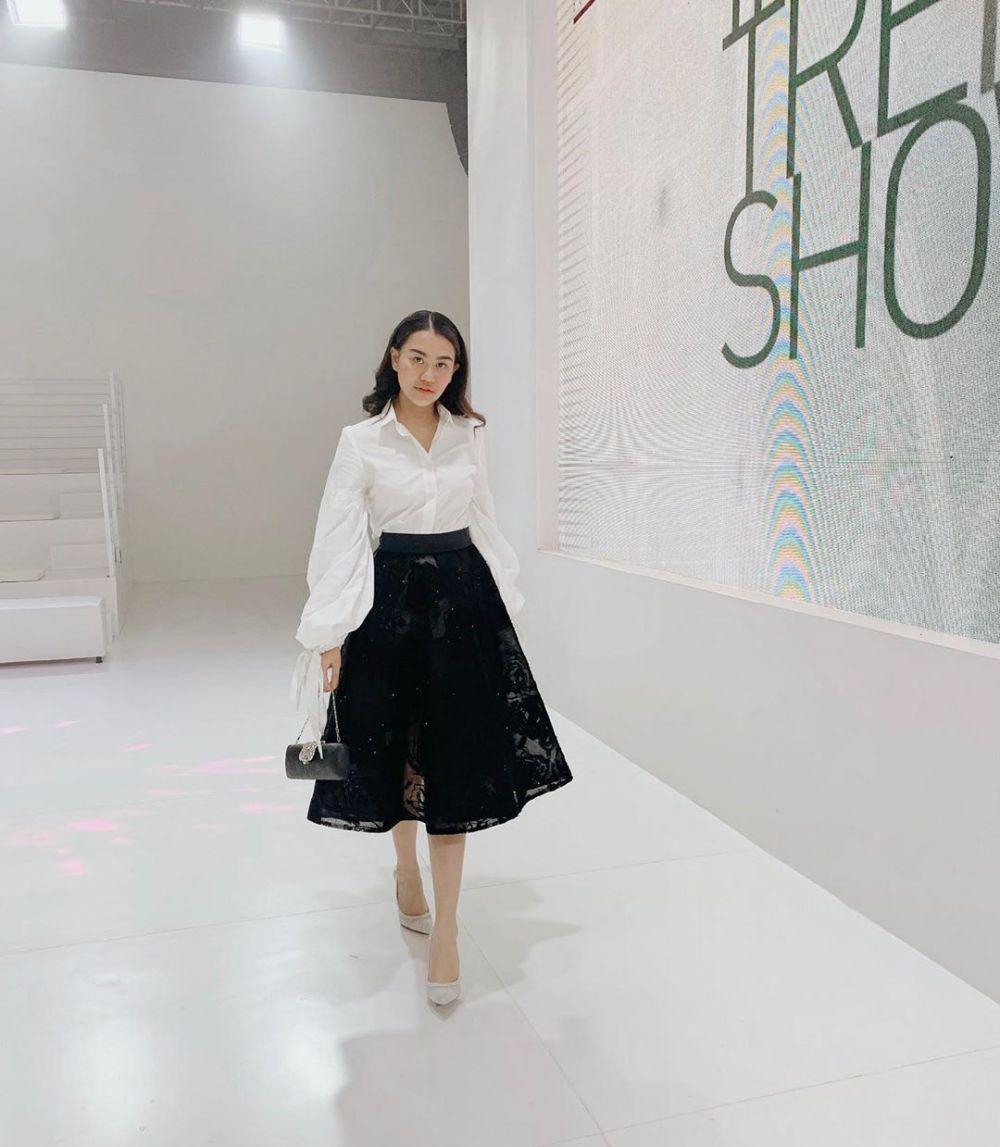 10 Ide Outfit Monokrom ala Aaliyah Massaid yang Simple dan Anggun