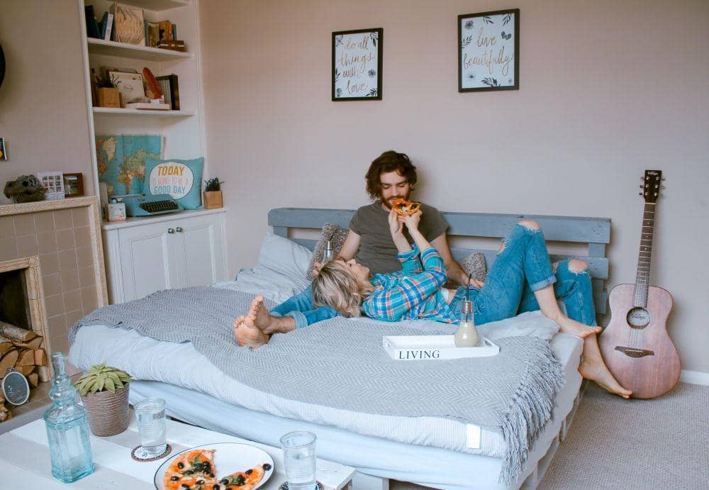 6 Tips Menata Kamar Tidur untuk Pasutri Baru Agar Terlihat Lebih Luas