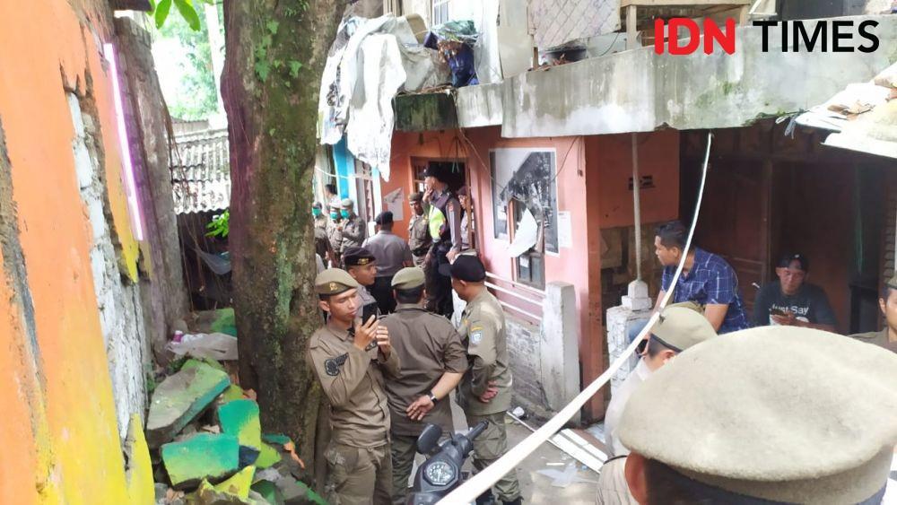 Satpol PP Kota Bandung tengah mengeksekusi lahan warga Tamansari. (IDN Times/Galih Persiana)