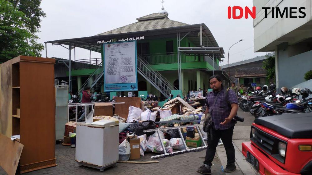 Satpol PP Kota Bandung tengah mengeksekusi lahan warga Tamansari. (IDN Times/Galih Persiana)