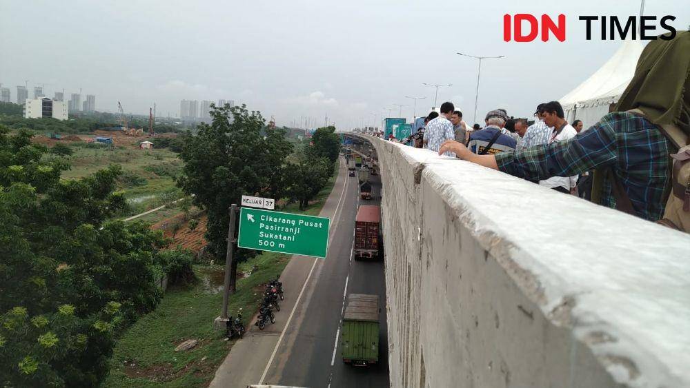 Jalan Tol Layang Jakarta – Cikampek (Japek) (IDN Times/Helmi Shemi)