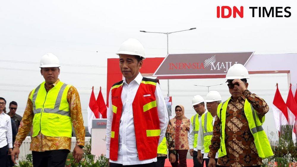 Presiden Jokowi memberikan keterangan pers, di Jalan Tol Jakarta-Cikampek II Elevated, Kamis 12 Desember 2019 (IDN Times/Teatrika Handiko Putri)