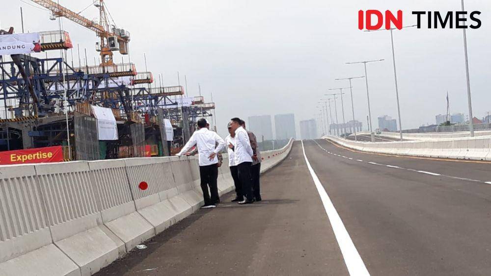 Presiden Jokowi meninjau LRT Jabodetabek, di Jalan Tol Jakarta-Cikampek II Elevated, Kamis 12 Desember 2019 (IDN Times/Teatrika Handiko Putri)