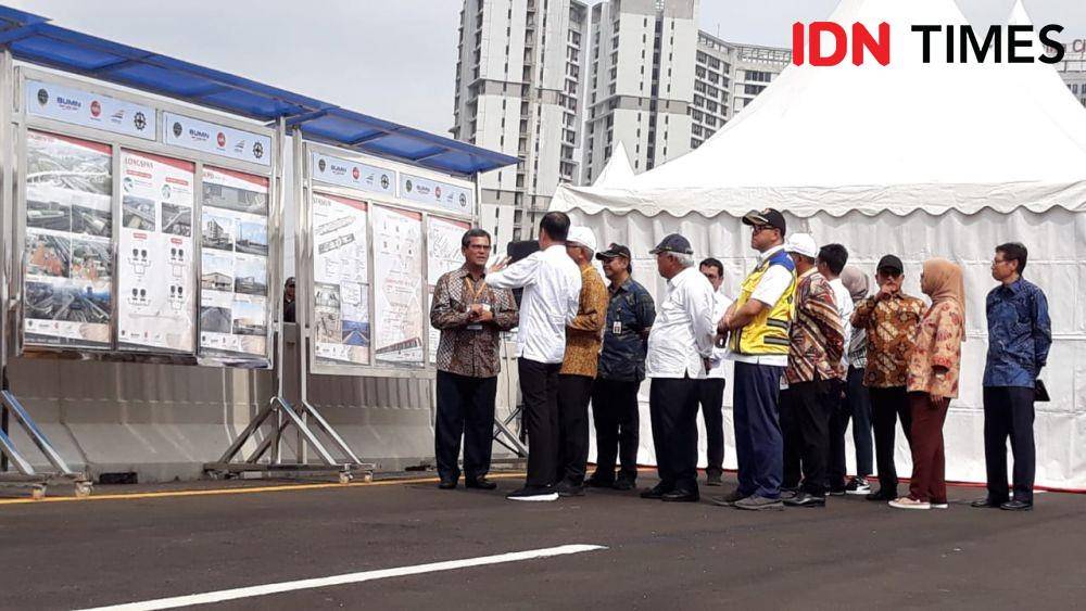 Presiden Jokowi meninjau LRT Jabodetabek, di Jalan Tol Jakarta-Cikampek II Elevated, Kamis 12 Desember 2019 (IDN Times/Teatrika Handiko Putri)