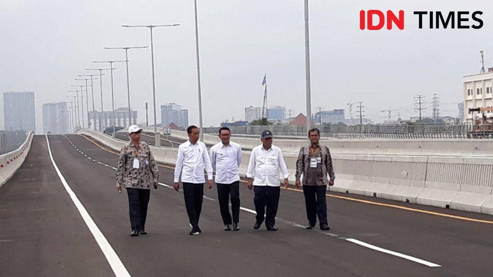 Presiden Jokowi meninjau LRT Jabodetabek, di Jalan Tol Jakarta-Cikampek II Elevated, Kamis 12 Desember 2019 (IDN Times/Teatrika Handiko Putri)