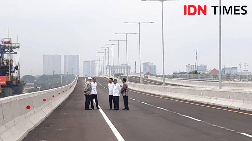 Presiden Jokowi meninjau LRT Jabodetabek, di Jalan Tol Jakarta-Cikampek II Elevated, Kamis 12 Desember 2019 (IDN Times/Teatrika Handiko Putri)